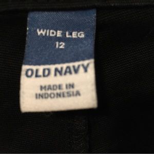 Old Navy woman’s black wide leg cropped chino pants.